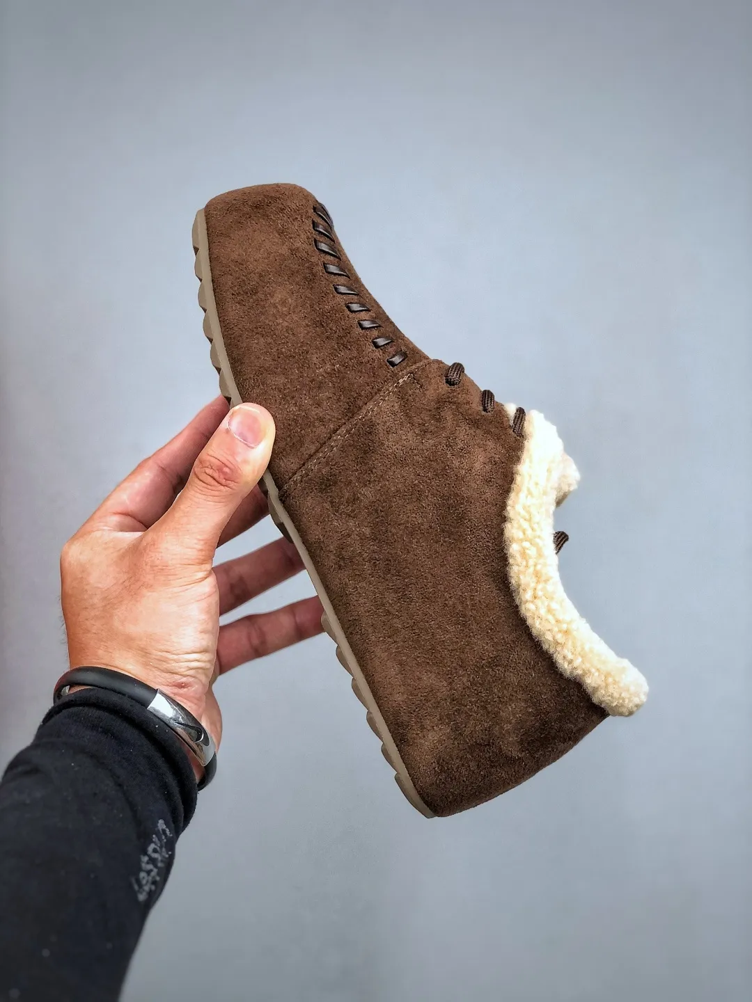 💰520 supports the store G UGG2025ss official website latest hanni thick sole, I love it so much, and it is very light and easy to wear. When paired with socks, it has a super sweet girly feel. Dopamine color, full of vitality, really super girl ~ fall in love at a glance, original material of the upper, original outsole, soft and comfortable on the feet, versatile, can make the legs look longer in seconds, a must-have item for summer Size: 35-40